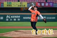 統一獅主題日 黃偉哲開球力推「臺南400」聯名商品