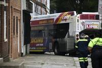 驚！美國巴士遭撞擊後衝向公寓大樓 釀16人受傷
