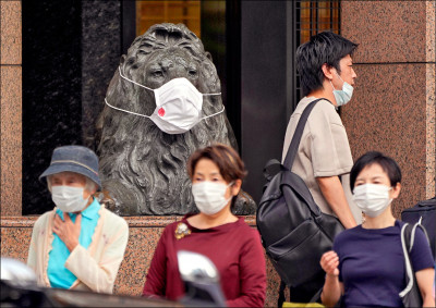 中英對照讀新聞》Department store in Ginza removes mask from lion statue 銀座的百貨公司取下雄獅雕像的口罩
