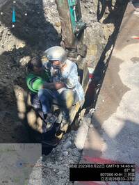 高雄女騎士摔進路面工地坑洞 怪手將人「挖」出來