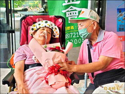 七夕陪癱妻 8旬翁送花、餵珍奶