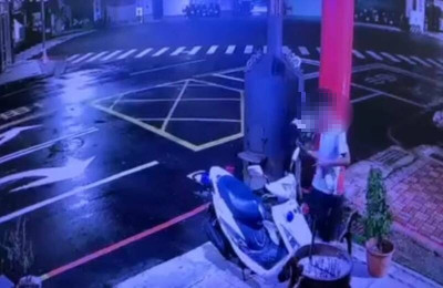 白目？不爽吃罰單偷警察安全帽「灌臭土」 下秒被攔到酒駕