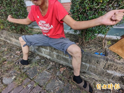 男控遭「烤豬」般大字形銬6小時尿褲子 警還原現場：沒必要整他