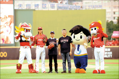 力挺國球！中華電信董座為台灣大賽開球