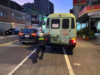 公車突熄火卡路中遭後車猛叭 巡邏警推車助解圍