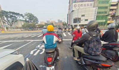 他抱怨機車「卡這位置」後面全塞住 掀兩派論戰！