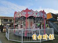 搶不到彰化多多龍小提燈 免費粉色旋轉木馬更吸睛