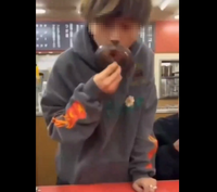 日本屁孩再現！拉麵店舔水壺蓋影片曝 網怒噴：白痴沒減少