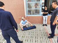 懷疑孩子遭霸凌 他持武士刀闖國小協調會 受驚家長提告法辦