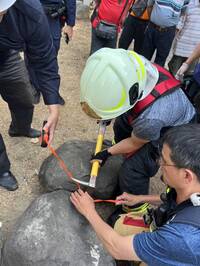 傻眼！民眾報案受困 高雄消防局出動2車救援「寵物牽繩」