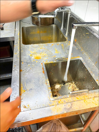 初瓦、嚮辣西門店 22人疑食物中毒就醫