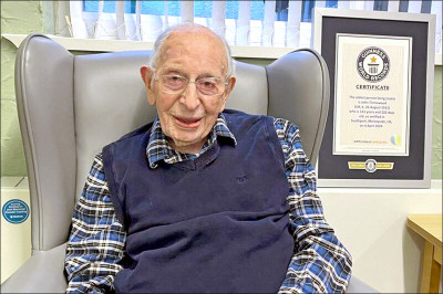 中英對照讀新聞》World’s Oldest Man Attributes Longevity to Luck and Fish & Chips 世界上最年長者稱運氣和魚薯條是長壽秘訣