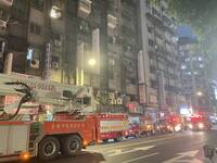 12樓陽台起火!北市萬華鑽石大樓惡火 緊急疏散住戶11人 12樓陽台起火!北市萬華鑽石大樓惡火 緊急疏散住戶11人