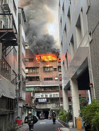台中市中區集合式住宅火警 5樓全面燃燒火煙狂竄