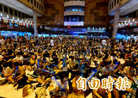 麟洋配金牌戰 中華電信北車架大螢幕 數百人「應援」 吶喊加油