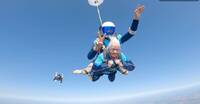 高空跳傘歡慶102歲生日！英國阿嬤：接受刺激挑戰是長壽秘訣