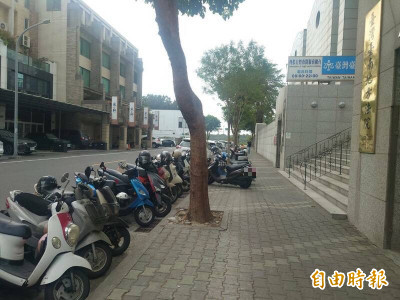 機車違停被路樹絆倒告局長！台南「檢舉婦」鬧1年想凹起訴