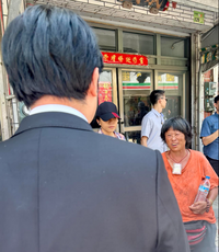 婦人滿身污漬不敢上前……賴清德主動走近致意 伍麗華拍下親民一幕！