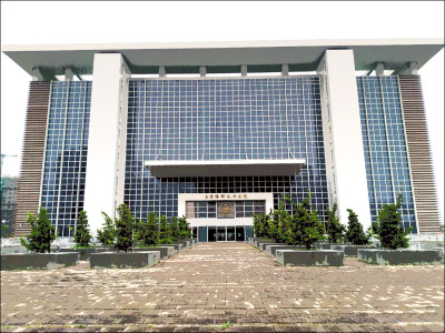 指控診所醫療有疏失 癌患家屬抬棺抗議 4人判刑 指控診所醫療有疏失 癌患家屬抬棺抗議 4人判刑