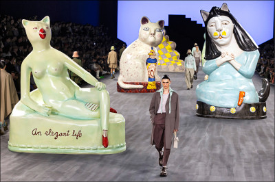 中英對照讀新聞》Giant cats stalk the catwalk at the Dior men’s show巨貓在迪奧男裝秀上走秀