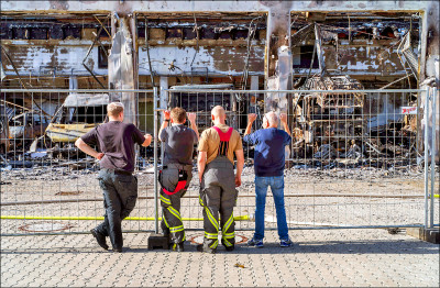 中英對照讀新聞》A blaze burns down a brand-new fire station in Germany that lacked fire alarms德國1座未裝火災警報系統的新消防局被大火燒毀