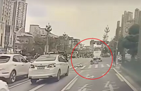 中國四川公車闖紅燈撞擊人群！官方聲稱1死4傷、刪現場影片