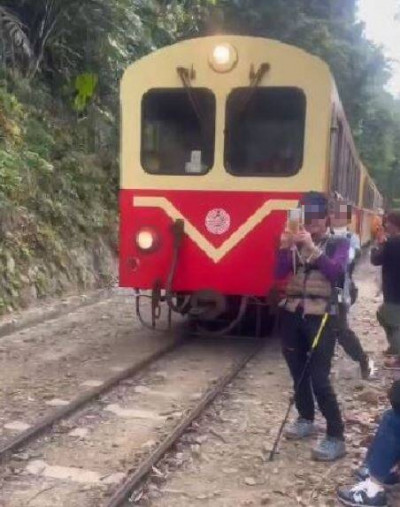 無視阿里山小火車鳴笛！女遊客闖鐵軌拍照被撞飛畫面曝