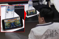 藍白強修惡法  謝龍介台下竟觀看「中國武統台灣」影片 周軒：不演了欸