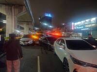 水泥泵浦車疑煞車失靈 新莊大漢橋釀13車連環撞 交通大打結