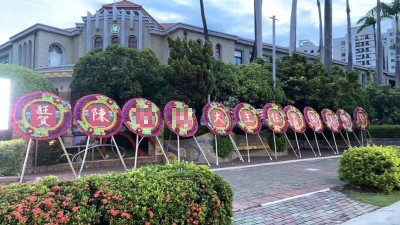 獨家》1整排花圈誇張照曝！台南女師想調職 竟收「親師生脫離苦海」花圈