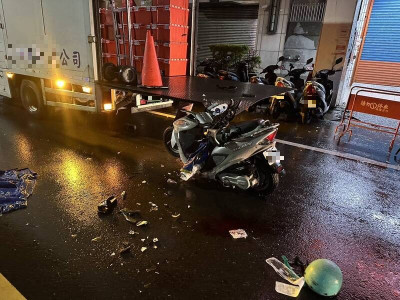 小年夜遇死劫！市場賣豬肉半路撞卸貨貨車夫身亡 妻噴飛遭輾死