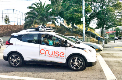 中英對照讀新聞》GM is pulling the plug on its robotaxi efforts通用汽車停止其機器人計程車計畫