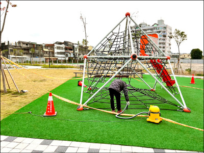 《彰縣》兒童遊具見碎鏡 里長報警揪元凶