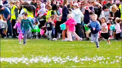 中英對照讀新聞》Sweets from the sky! A helicopter marshmallow drop thrills kids in suburban Detroit 從天而降的糖果！底特律郊區直升機投放棉花糖，孩子們興奮不已