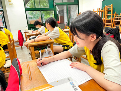 嘉義國中 會考作文滿分比例8.9％