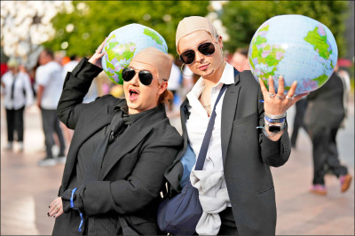 中英對照讀新聞》White shirts. Black ties. Bald caps. Pitbull&rsquo;s fans party like clones worldwide白襯衫，黑領帶，光頭套。「嘻哈鬥牛梗」的粉絲在世界各地狂歡，就像複製人一樣