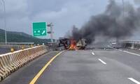 國5蘇澳交流道轎車自撞起火！駕駛燒死車內 北上全線封閉