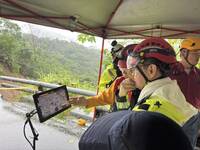 看到車輪與大腿！ 高雄5口墜谷開挖救援中