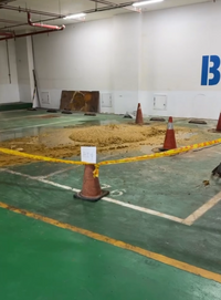 噁！台中某百貨驚傳化糞池倒灌溢至停車場地面  網看了全傻眼