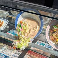 好熱！日本多地高溫逼近40度 餐廳料理模型「疑熱到融化」