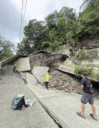 畫面催淚》屏專六道路崩塌12公尺 大社青年徒步搬物資回原鄉