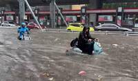 中國鄭州大旱突變暴雨！狂降「1.2個西湖」雨量 傳有人走路被沖走