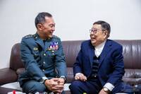 和中國爭奪抗戰80周年話語權 國軍眾將赴榮家頒勳章感念榮民付出