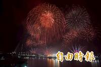 淡水漁人碼頭煙火秀！10分鐘「戀曲永恆」綻放 6萬人驚嘆