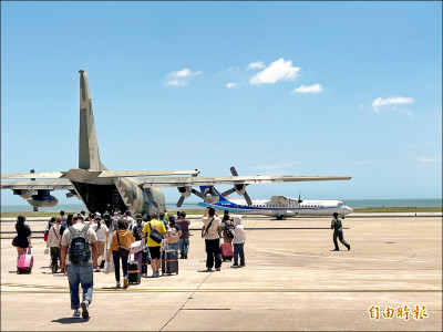 軍機、高速船支援金門疏運