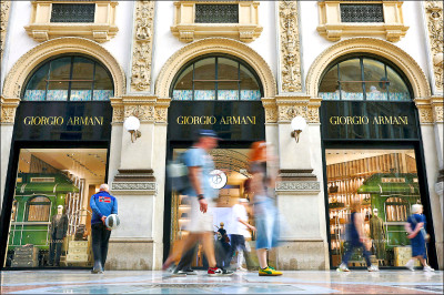 中英對照讀新聞》Shoppers hunt for vintage Armani after designer’s death設計師亞曼尼逝世引發消費者對其品牌經典款的渴求
