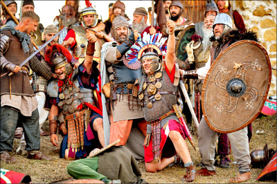 中英對照讀新聞》Photos show history lovers replaying ancient Roman battles in Romania 照片顯示，歷史愛好者在羅馬尼亞重演古羅馬戰爭