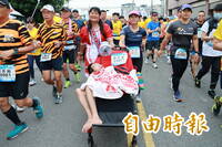 「超跑媽媽」遺憾未完賽日月潭路跑！罹癌甫開刀 明年帶小比遺物圓夢