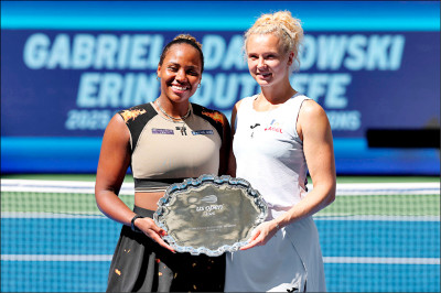 中英對照讀新聞》American tennis star Taylor Townsend has apologized “from the bottom of my heart” for making disparaging comments about Chinese food.美國網球名將泰勒．湯森已「由衷地」就她對中國食物發表貶抑性言論一事致歉。