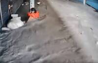 多人受困畫面曝！馬太鞍溪堰塞湖溢堤泥流沖入市場 婦緊抱電線杆待援